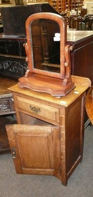 Lot 793 - An oak bedside cabinet and mahogany toilet mirror and two stools (4)