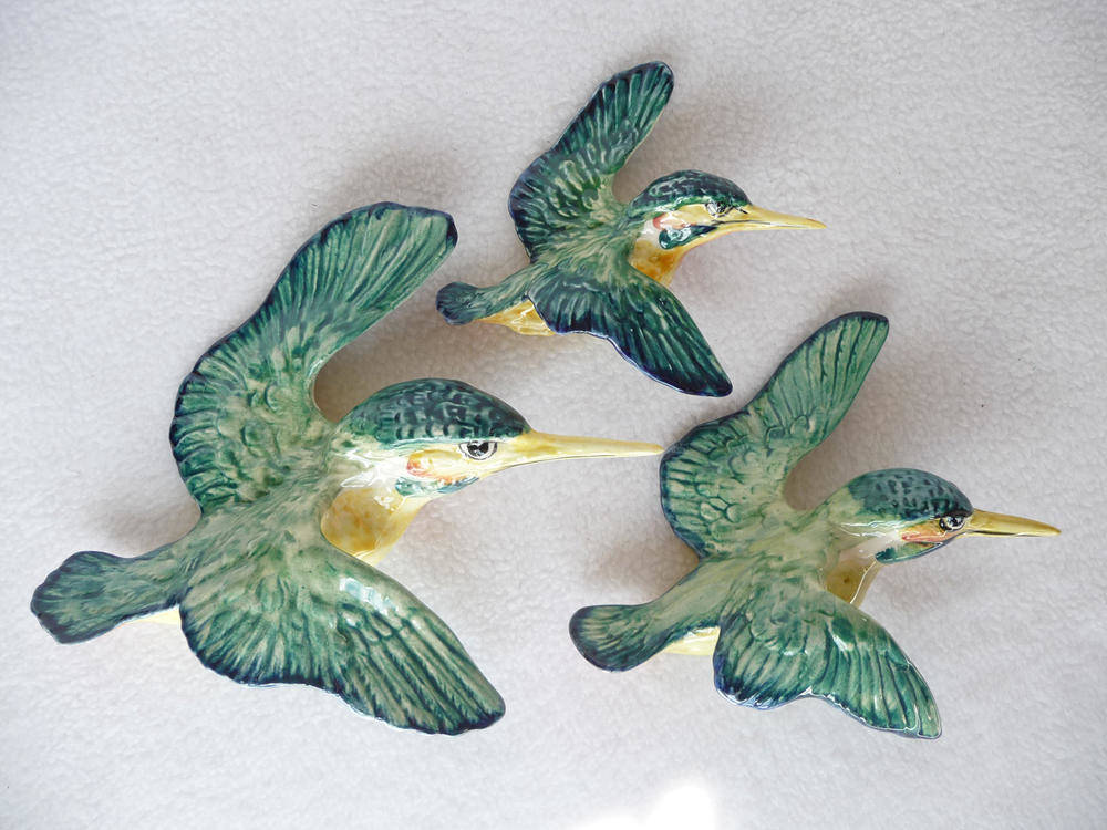 Lot 1111 - A set of three graduated Beswick Kingfisher wall plaques flying to the right, models 729/1,...