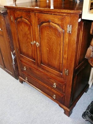 Lot 1173 - An oak Titchmarsh & Goodwin-style TV cabinet