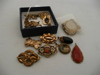 Lot 260 - A 9 carat gold stone-set bar brooch, assorted gold and other Victorian and later brooches, etc