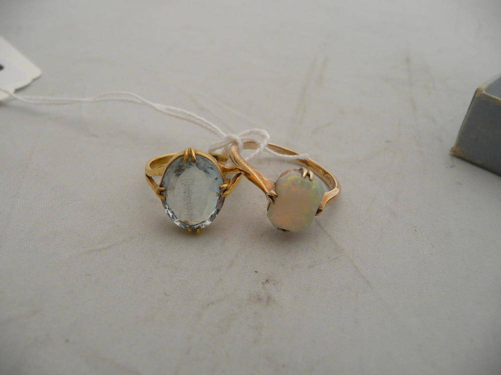 Lot 476 - An aquamarine ring and an opal ring