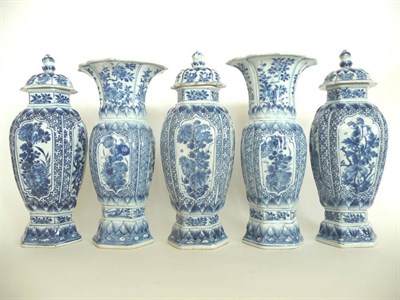 Lot 125 - A Chinese Blue and White Export Porcelain Five Piece Garniture of Vases, Kangxi (1662-1722),...