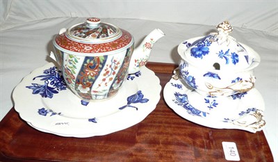 Lot 140 - A sauce tureen, two plates and a Samson teapot (a.f.)