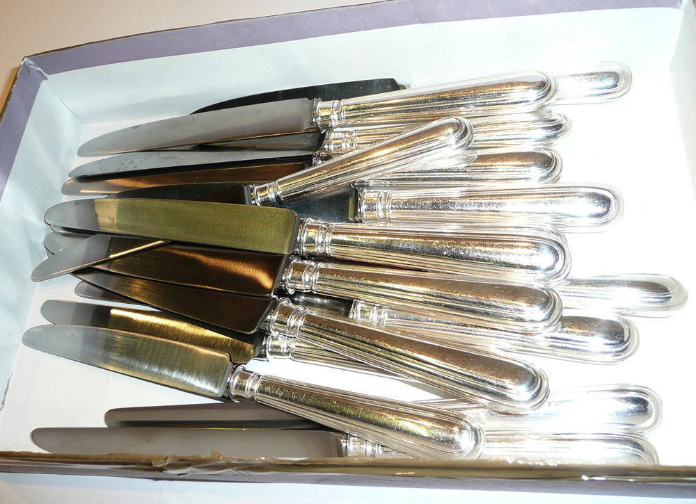 Lot 260 - Sixteen silver handled knives