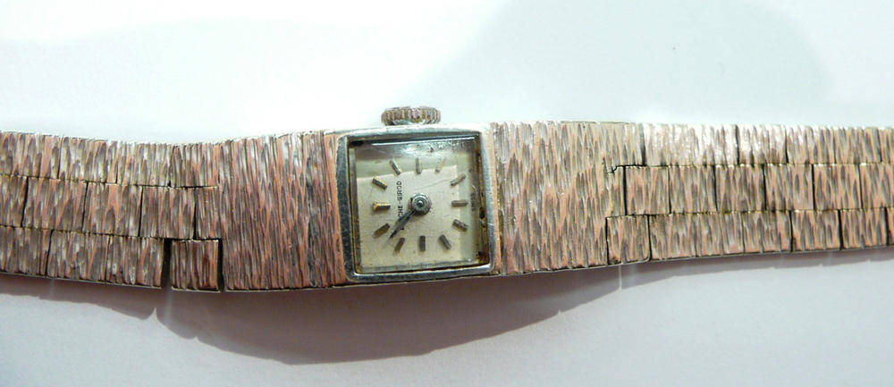 Lot 262 - A 9ct white gold lady's Bueche-Girod wristwatch