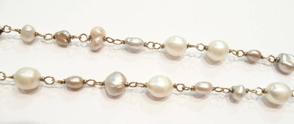 Lot 263 - Baroque pearl and gold necklace