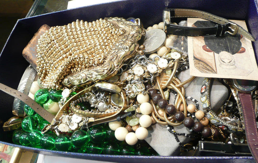 Lot 279 - Shoe box of miscellaneous jewellery