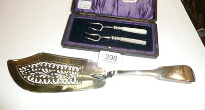 Lot 298 - Pair of cased mother of pearl handled lemon slice servers and a Georgian silver fish slice (2)