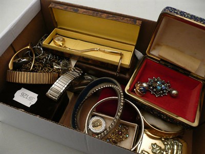 Lot 464 - A box of costume jewellery, trinket boxes and wristwatches, etc