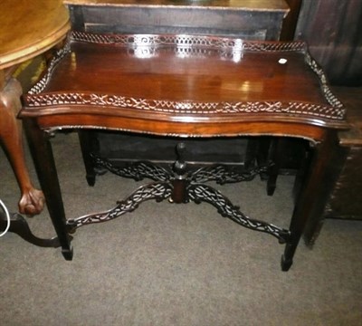 Lot 661 - Reproduction mahogany silver table