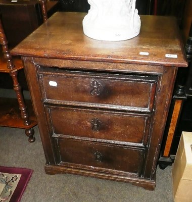 Lot 669 - Small oak three drawer chest of drawers