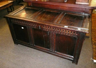 Lot 718 - 17th century oak kist