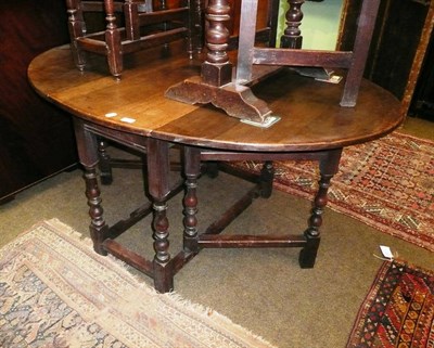 Lot 736 - An oak gateleg table