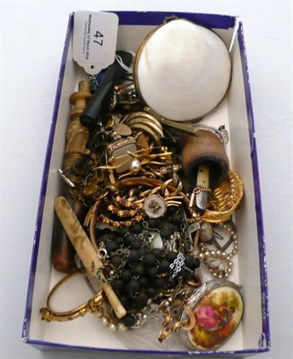 Lot 47 - A quantity of jewellery including gem-set bar brooches, costume jewellery and curios
