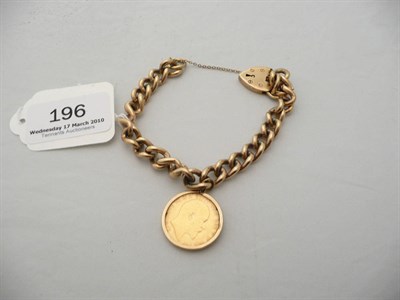 Lot 196 - A 9 carat gold curb and lock bracelet with a loose mounted 1907 sovereign suspended, 51.2g approx.