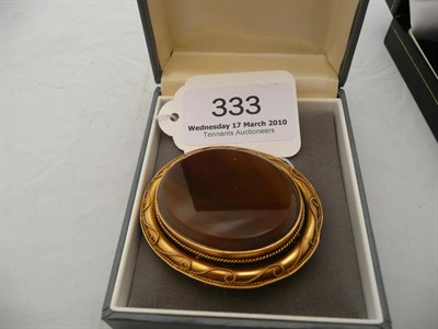 Lot 333 - An agate mourning brooch