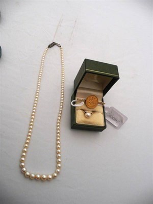 Lot 353 - Gold half sovereign brooch, 9 carat pearl ring and a necklace