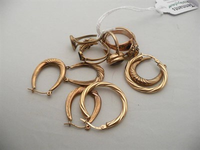 Lot 359 - Six assorted 9ct gold rings and assorted earrings