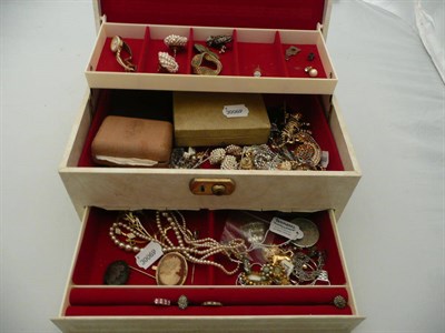 Lot 384 - Jewellery box containing early 20th century to modern costume jewellery, with brooch by Siro...