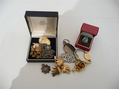 Lot 422 - 18ct gold leaf brooch, 9ct gold cuff links and other jewellery etc