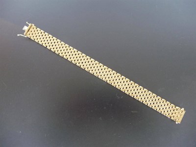 Lot 291 - An 18 Carat Gold Bracelet, five rows of textured brick links sit between two rows of polished brick