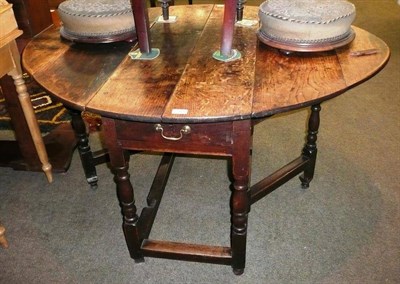 Lot 562 - An oak gateleg table on turned support