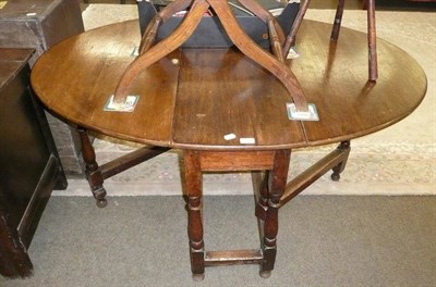 Lot 585 - Oak drop-leaf table