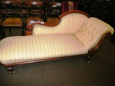 Lot 622 - A Victorian chaise longue