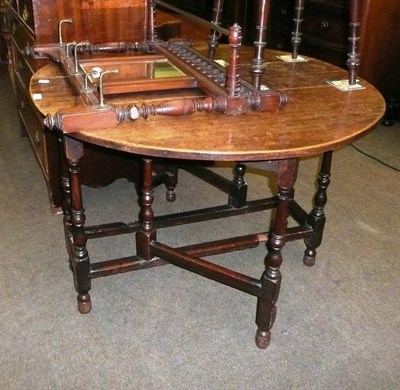 Lot 646 - An oak gateleg table