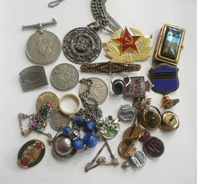 Lot 16 - A collection of badges, medals and jewellery
