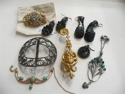 Lot 17 - Box of various decorative jewellery