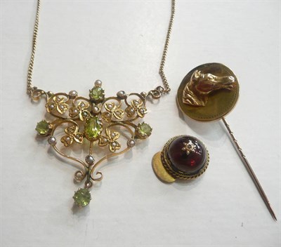Lot 26 - A peridot and seed pearl necklace and two stick pins (a.f.)