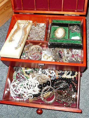 Lot 174 - A quantity of costume jewellery