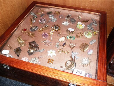 Lot 293 - A quantity of costume jewellery and display cabinet