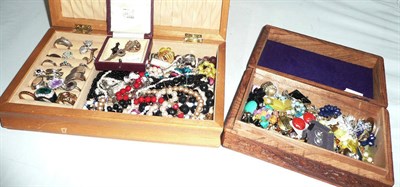 Lot 303 - A quantity of costume jewellery