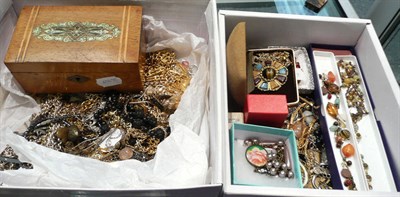 Lot 307 - A quantity of costume jewellery