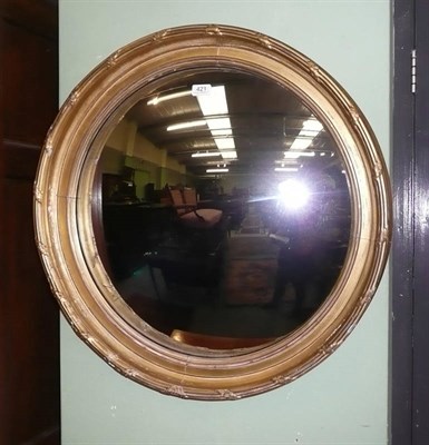 Lot 421 - A Regency convex wall mirror, with gilt moulded frame, 73cm diameter