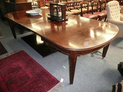 Lot 578 - Table with three leaves and winder