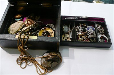 Lot 48 - Jewellery box and miscellaneous jewellery