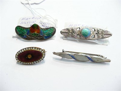 Lot 92 - Four assorted enamelled brooches