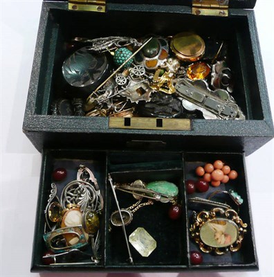 Lot 191 - Leather jewellery box and jewellery