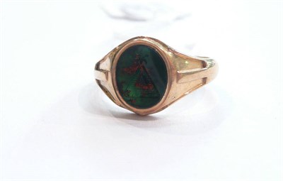 Lot 197 - A 9ct gold bloodstone signet ring