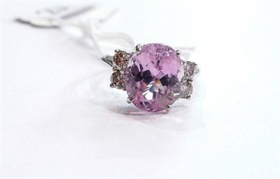 Lot 204 - A 14 carat white gold kunzite and diamond ring