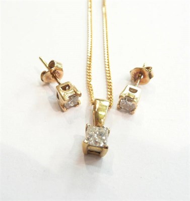 Lot 211 - A princess cut diamond pendant on a curb chain, with matching stud earrings