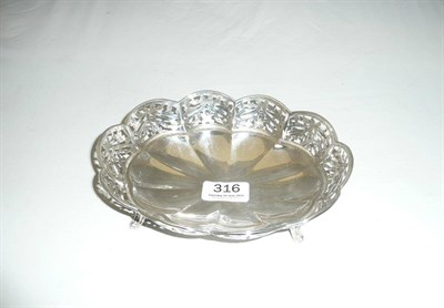 Lot 316 - A silver pierced bowl on scrolling feet