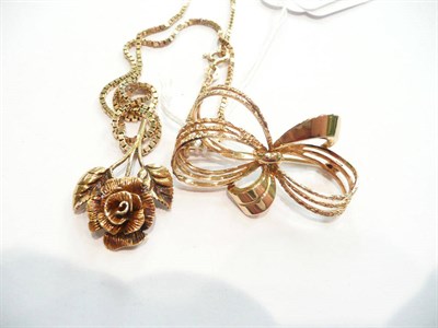 Lot 372 - A 9ct gold rose pendant on box chain and a bow brooch