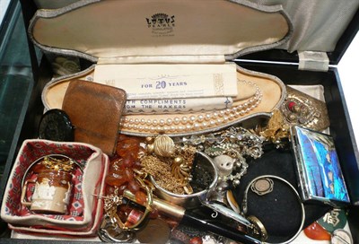 Lot 399 - Large box of costume jewellery