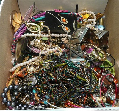 Lot 461 - A box of costume jewellery