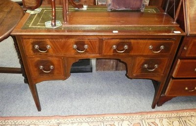 Lot 586 - 20th Century mahogany writing table