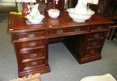 Lot 592 - An Edwardian style double pedestal desk